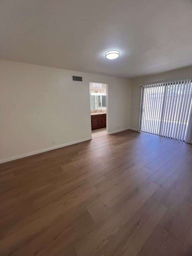 Building Photo - Camarillo - Single story, four bedroom, two bathroom home