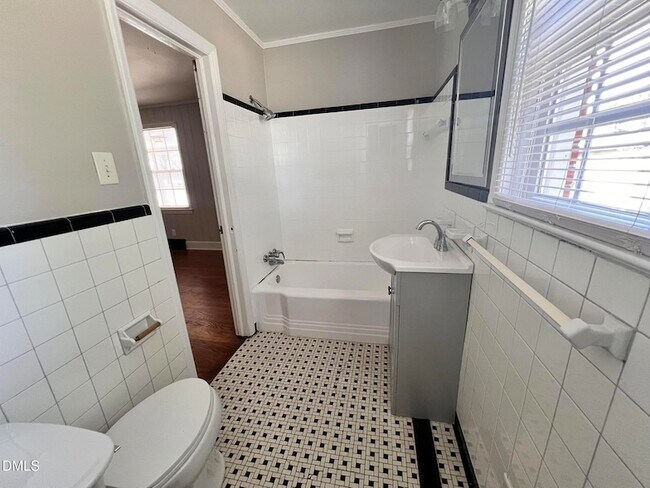 Building Photo - 807 N Ellis Ave