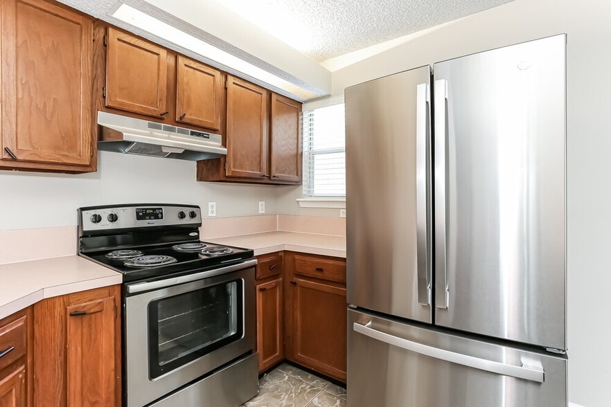 Building Photo - 8338 Lakemont Dr