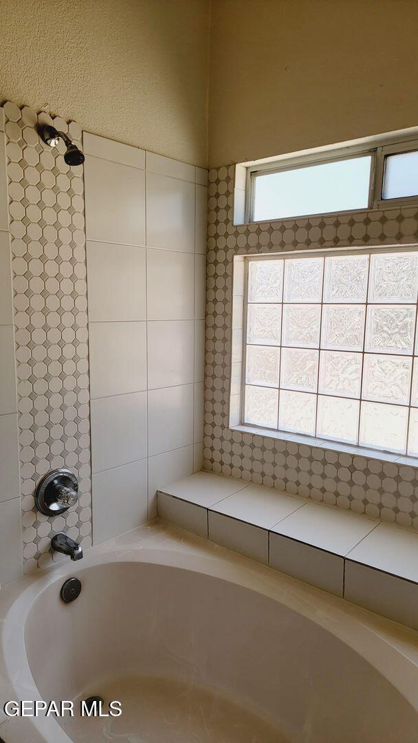 Building Photo - 7025 Crown Ridge Dr