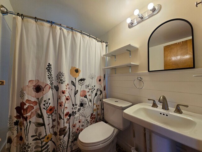 Building Photo - Hidden Gem - 4 Beds | 2.5 Baths | 2-Car Ga...