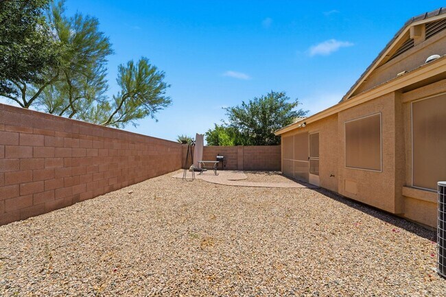 Building Photo - Maricopa Gem! 2,130 SF, Large Kitchen, AZ Room + Golf Course Living