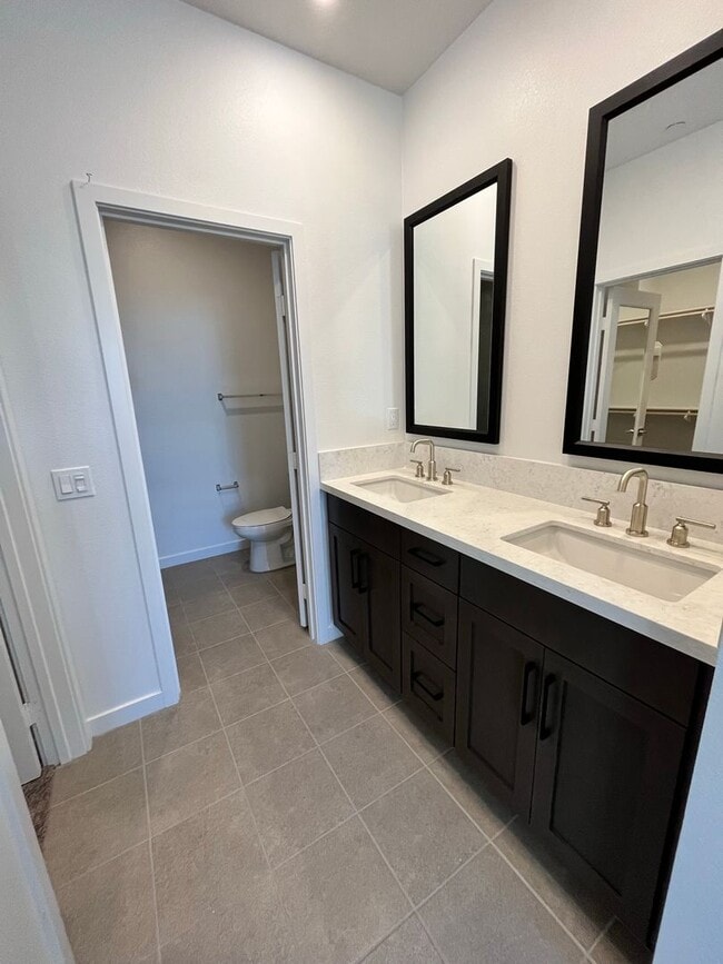 Building Photo - Charming Rooftop 3 Bed / 3 Bath Townhome Just Blocks from the Beach! Available for Pre-LEASE TODAY!