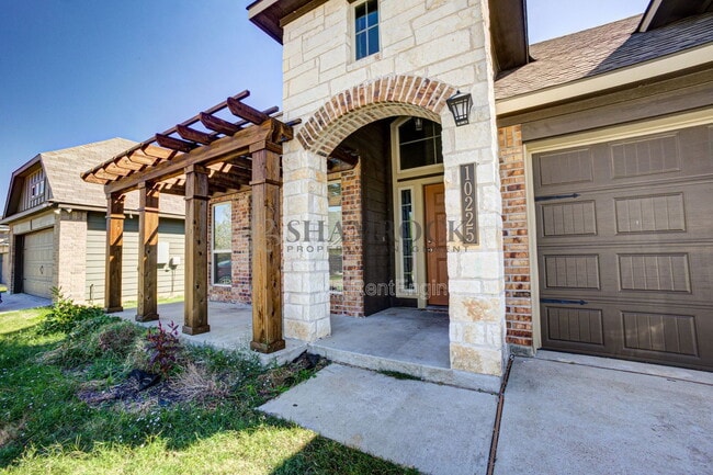 Building Photo - 10225 Biltmore Dr