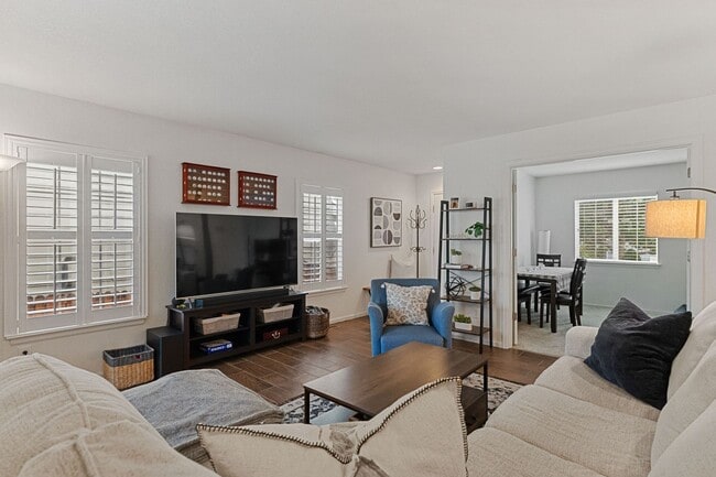 Building Photo - Updated 3bed/3bath with Finished Basement