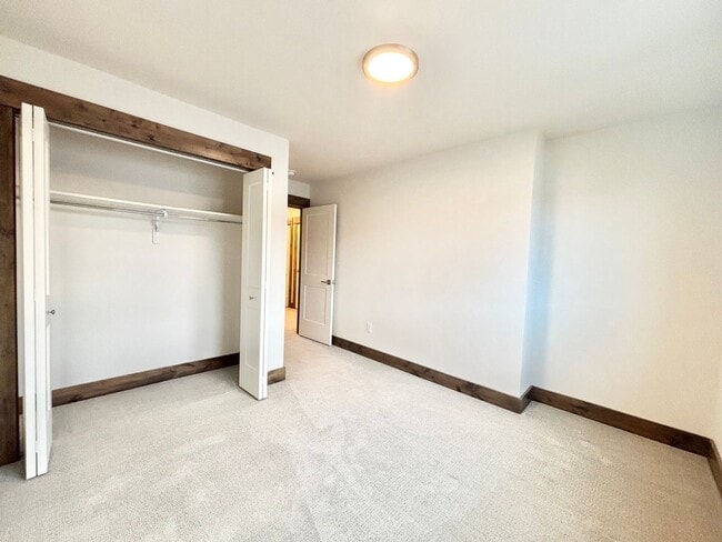 Building Photo - Central 4 Bedroom Condo