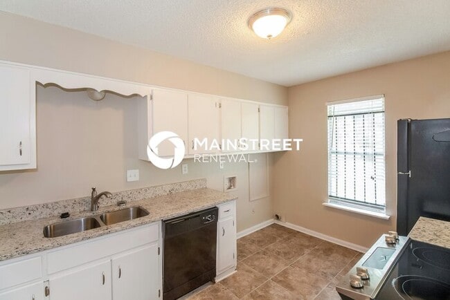 Building Photo - 3 Bedroom Pet-Friendly Home in Memphis, TN with Main Street Renewal