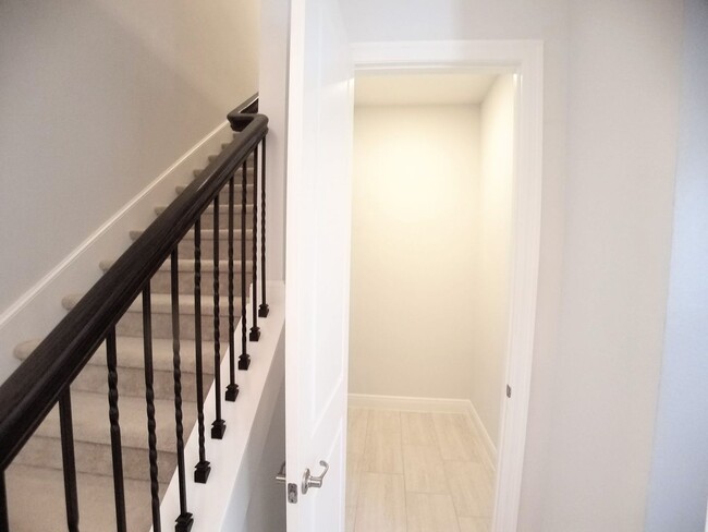 Building Photo - For Rent Stunning Luxury  4/3.5 Townhome i...