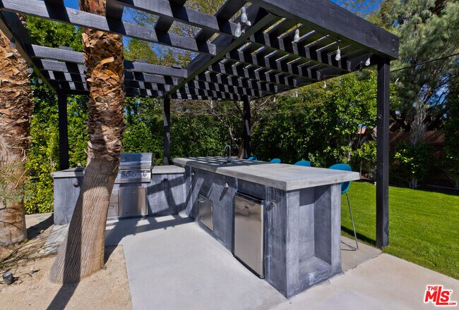 Building Photo - 2660 N Farrell Dr