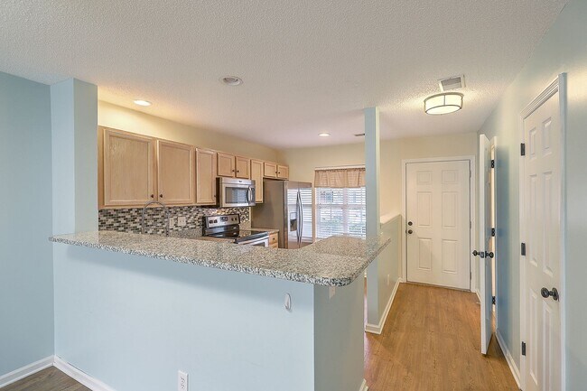 Building Photo - Move in Ready Townhouse in Summer Wood!