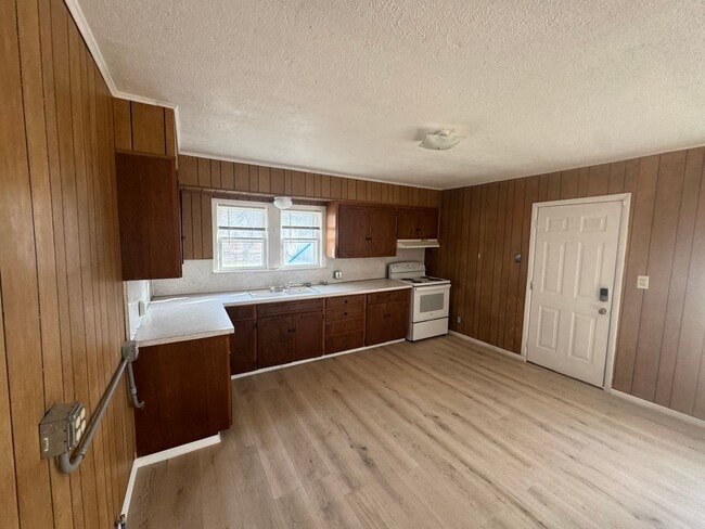 Building Photo - 2 bedroom, 1 bath