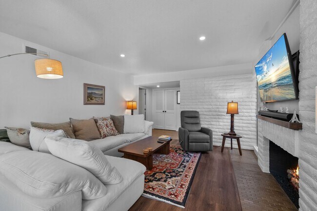 Building Photo - 7.5 Month Furnished Condo at Collwood Manor