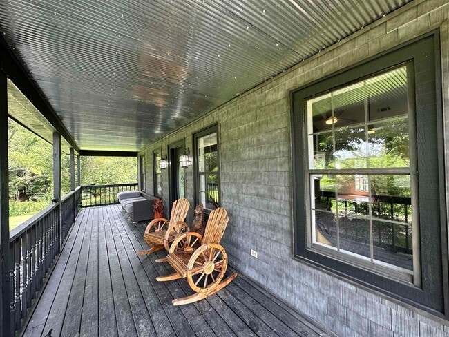 Building Photo - 896 Vaughn Rd