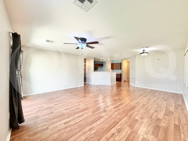 Building Photo - 1032 E Daniella Dr