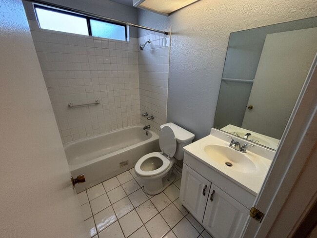Building Photo - Spacious 4-Bedroom Home in Moreno Valley