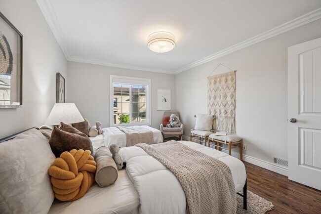 Building Photo - Beautiful 3 Bedroom 2 Bathroom Single Fami...