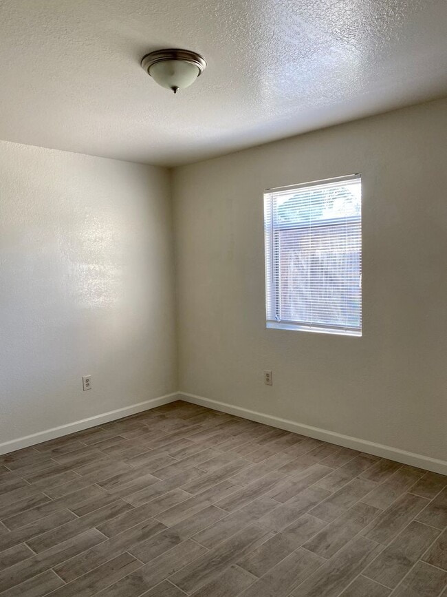 Building Photo - 3 bedroom unit with private laundry. 2 OFF...