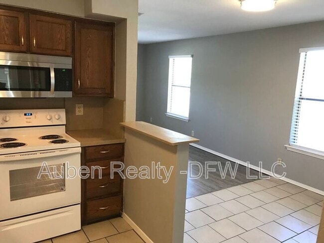 Building Photo - 118 Maple St