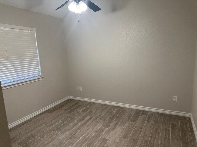 Building Photo - 1123 Neuberry Cliffe