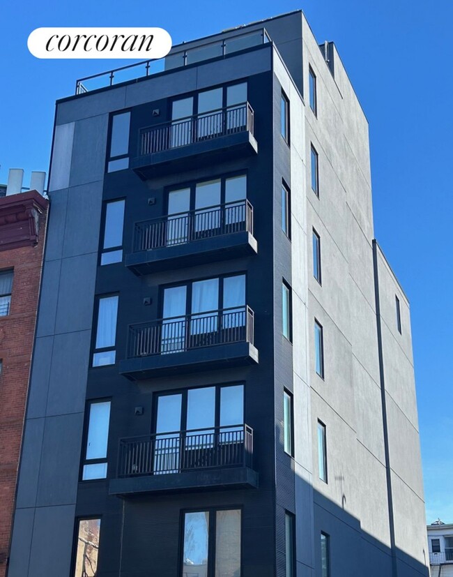 Building Photo - 738 Grand St