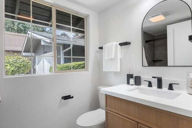 Building Photo - Fully Remodeled 4BR Rambler in Private Fed...