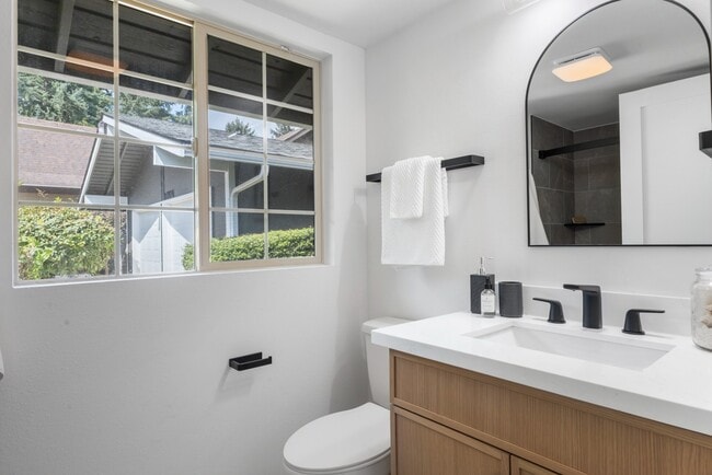 Building Photo - Fully Remodeled 4BR Rambler in Private Federal Way Community