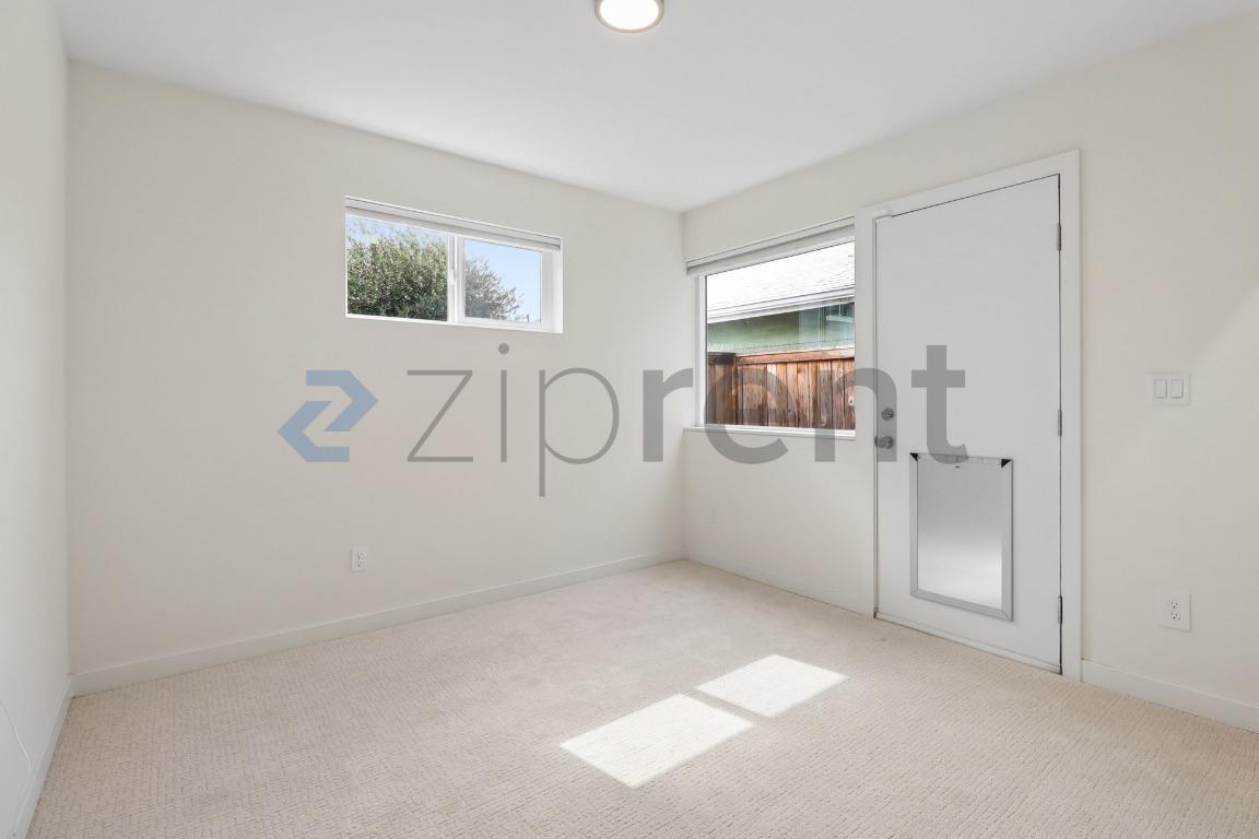 Building Photo - Unit A