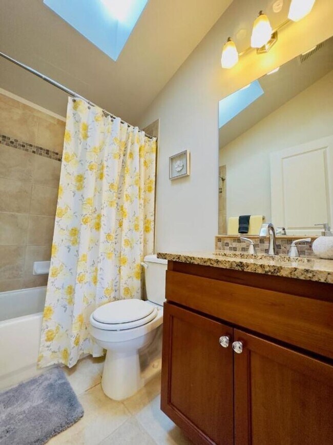 Building Photo - East Lake Town House