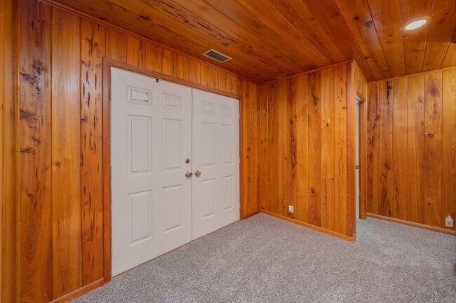 Building Photo - 803 Ingle Rd