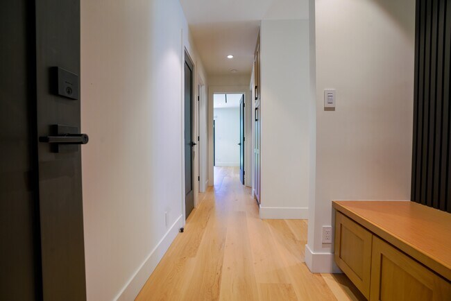 Building Photo - 1800 Oriole Dr
