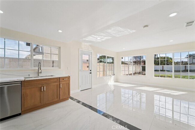 Building Photo - 10121 Eagle Ave