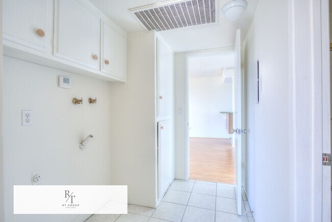 Building Photo - Spacious 2-Bedroom, 2-Bathroom Unit in Prime Monterey Park