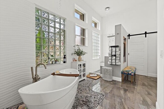 Building Photo - 10792 Queen Palm Ct