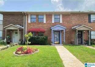 Building Photo - 2404 Hampstead Dr