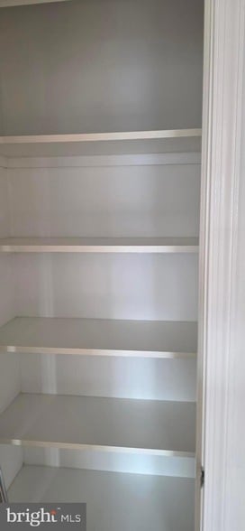 Building Photo - 165B Leeds Ct W