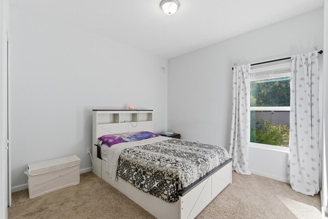 Building Photo - 454 Willow Lake Dr