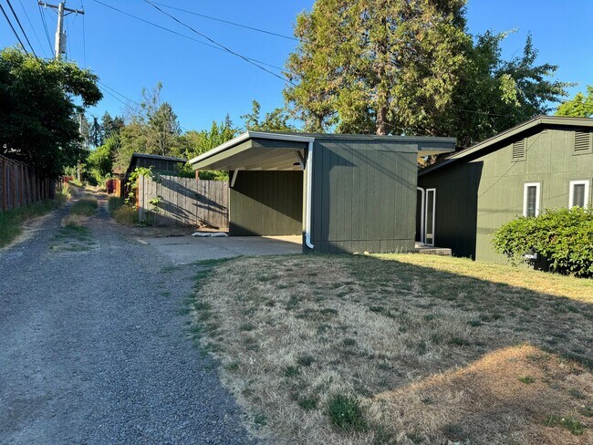 Building Photo - Terrific 3 Bedroom, 2 Bathroom in South Eugene