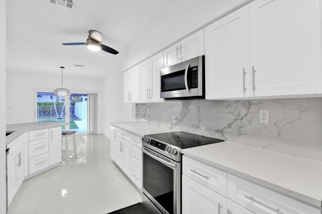 Building Photo - 8608 Vía Giula