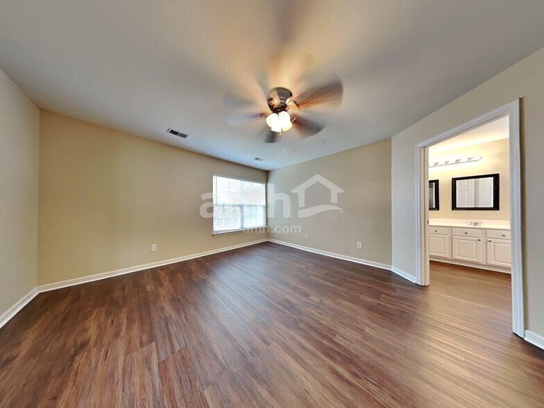 Building Photo - 219 Sparkleberry Ln