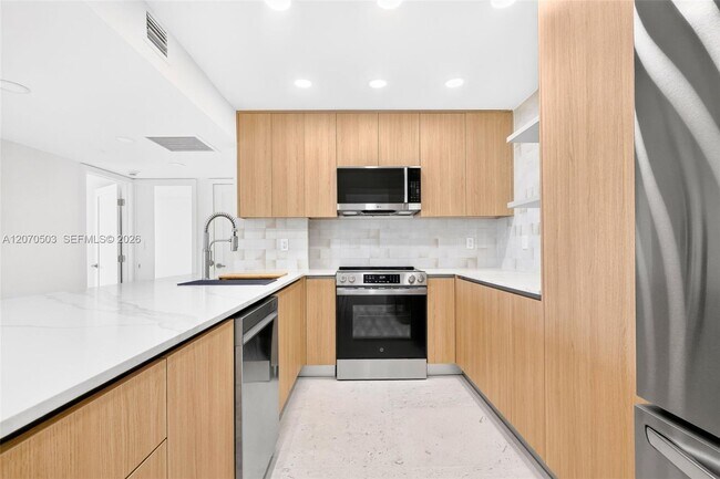 Building Photo - 100 Bayview Dr