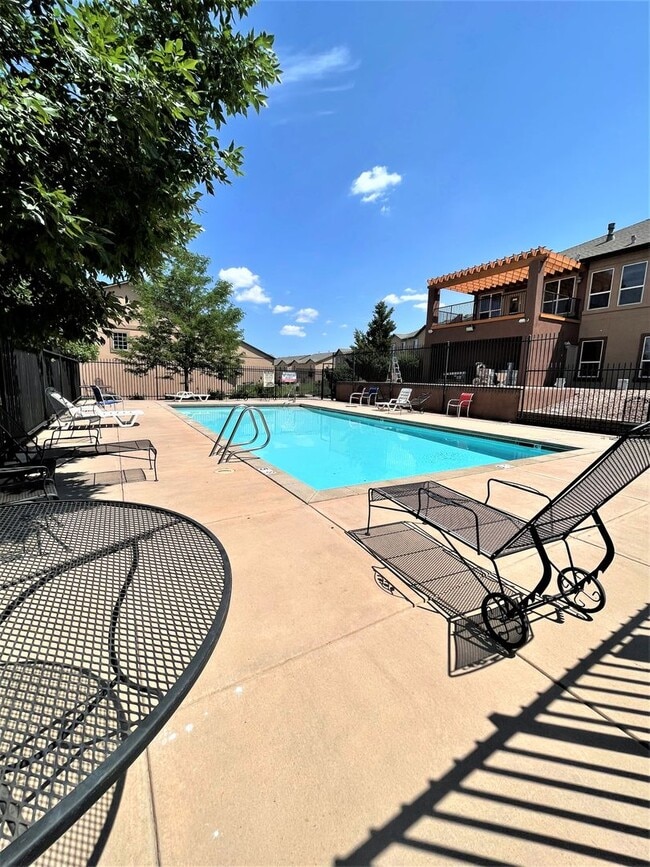 Building Photo - 3 bed 3 bath townhome in gated community w...