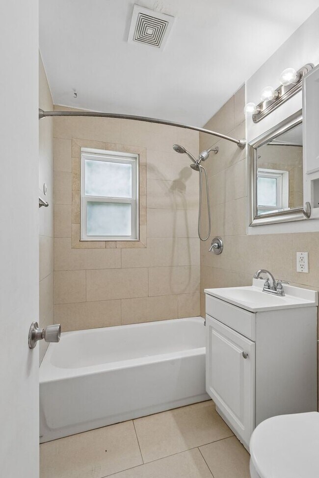 Building Photo - Charming 3-Bedroom Home in a Prime Aksarben Location!