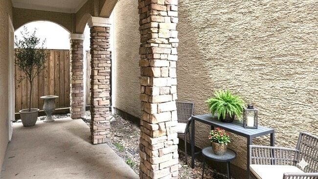 Building Photo - 305 Reinerman St