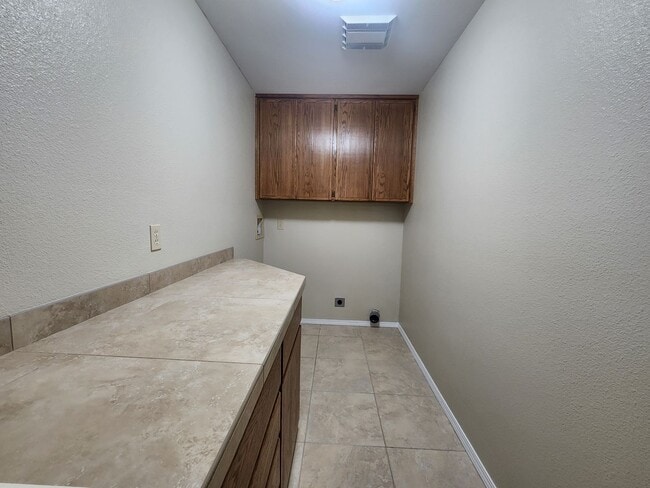 Building Photo - Nice Townhouse Close to Gage