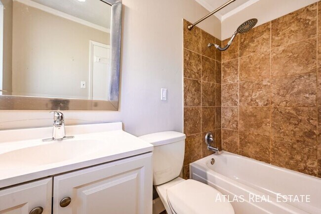 Building Photo - 331 S Victor St