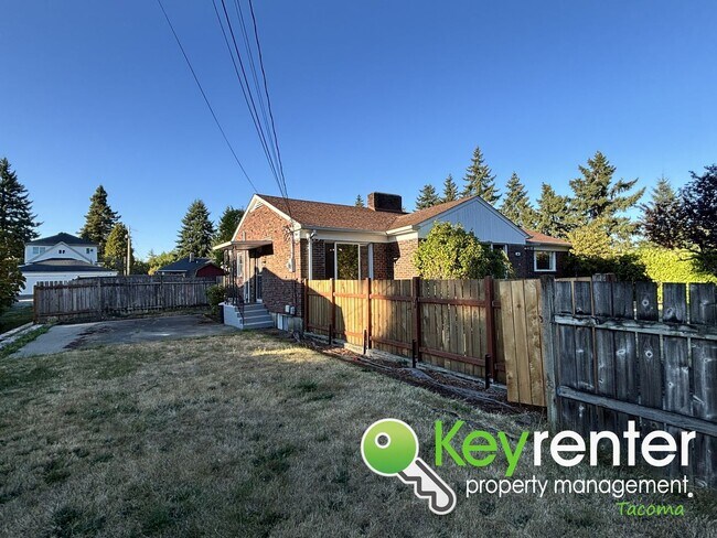Building Photo - Charming 4-Bedroom Mid-Century Style Craft...