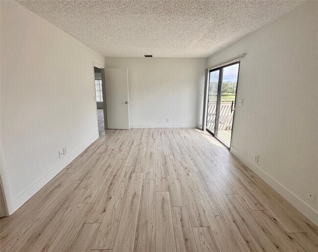 Building Photo - 2580 Coral Springs Dr