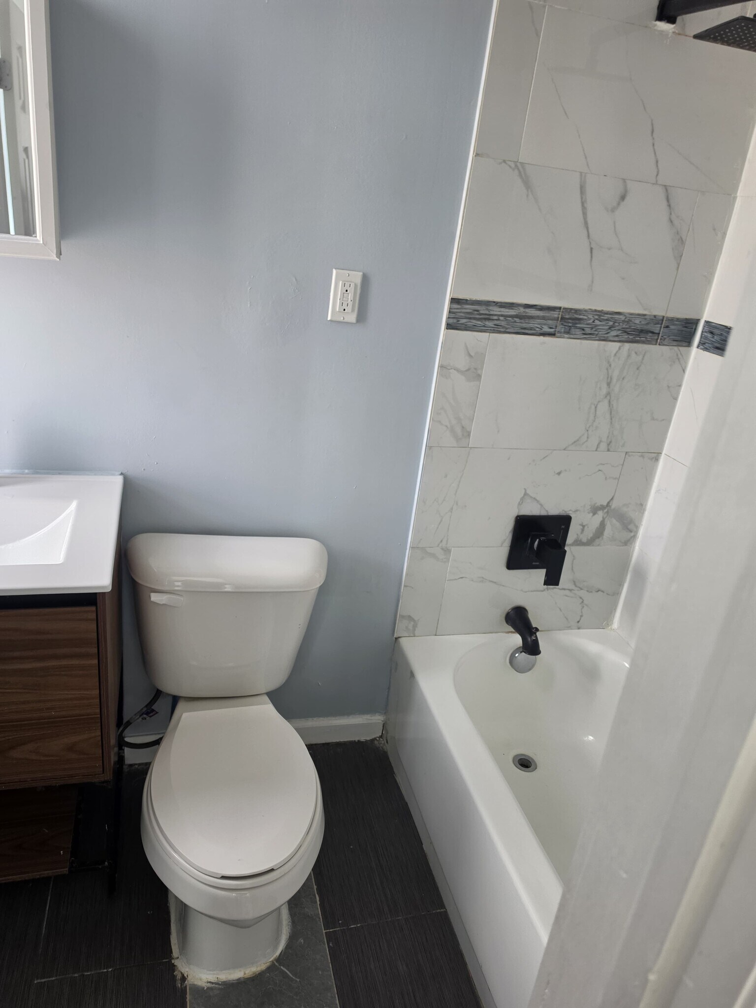 Building Photo - 300 Lyons Ave