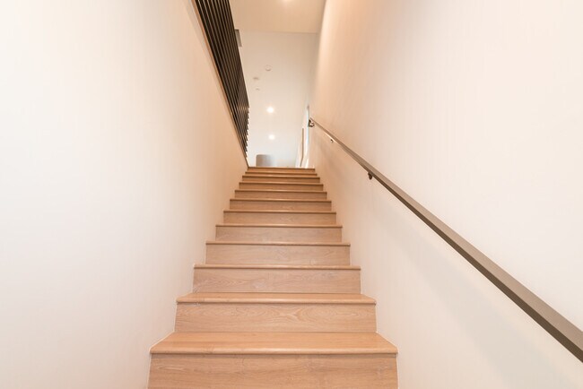 Building Photo - Two Bedroom Town Home-style Like Near NoHo...