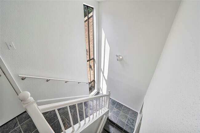 Building Photo - 9400 Doliver Dr
